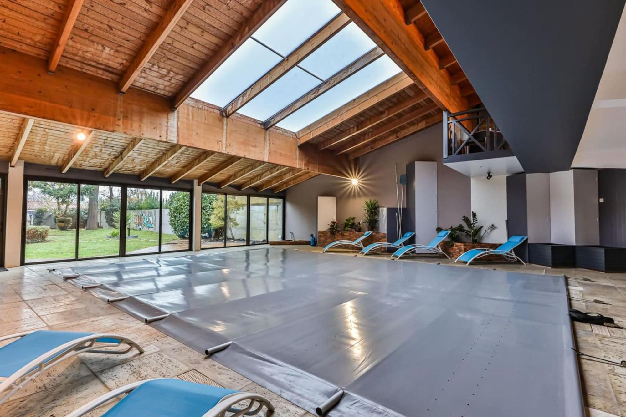 Splendide maison de 330m avec piscine interieure Challans Extérieur photo