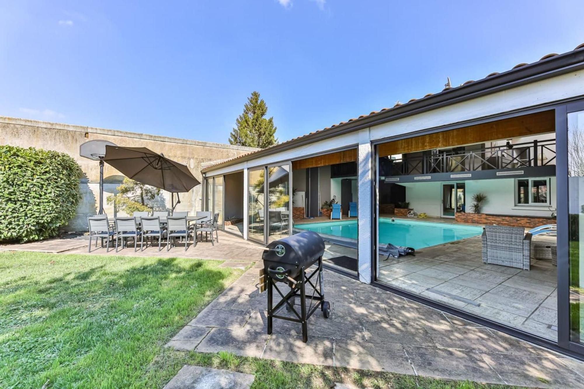 Splendide maison de 330m avec piscine interieure Challans Extérieur photo
